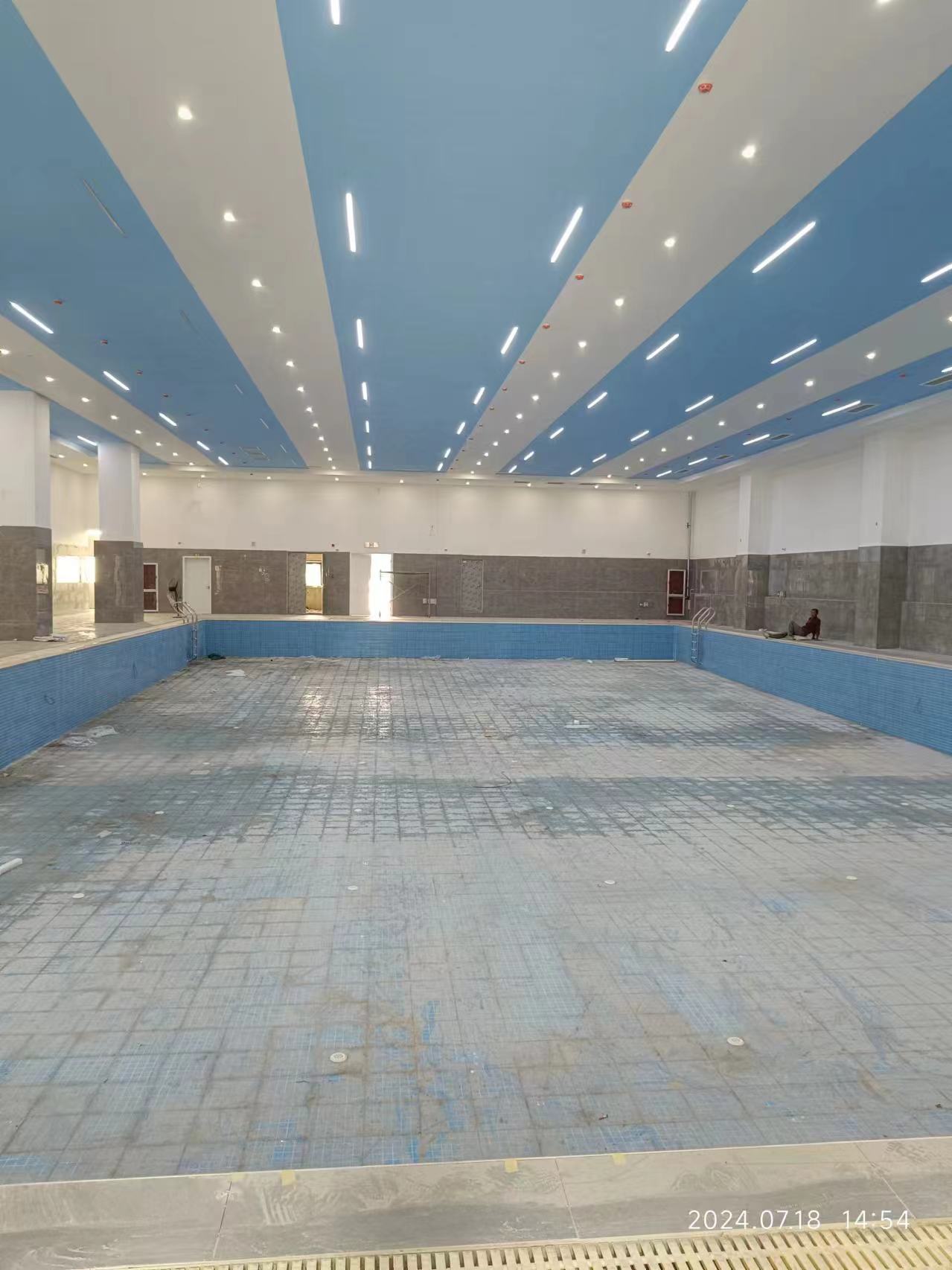 鄭州某外國語中學泳池水處理設備及泳池施工進展！